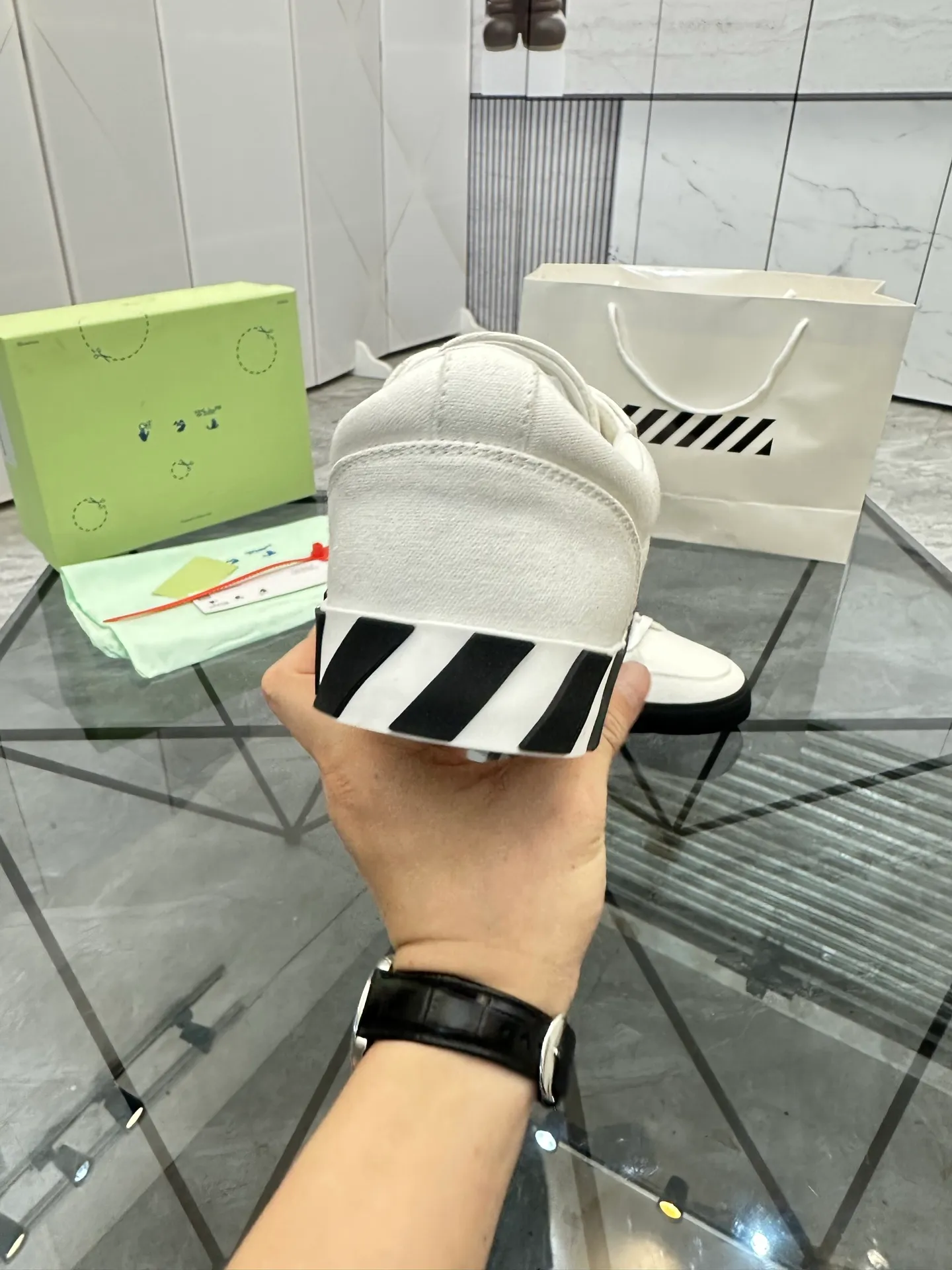 Selling men's shoes 💰: 💰P440¥ Product trademark: OFF WHITE *"OFF WHITE*" low-top casual shoes Regular size: 35-45 (can be customized to 46) Couple style Product materials: Original fabric from the upper counter, breathable lining, original outsole. No.: H203